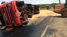 Ils veulent relever un camion, mais la situation dégénère !