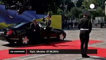 Not for the faint-hearted! Soldier falls at Poroshenko ceremony - no comment