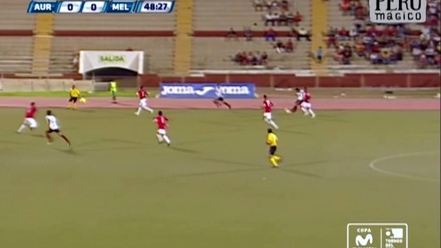 Peru: Slapstick-Eigentor per Kopf über Keeper