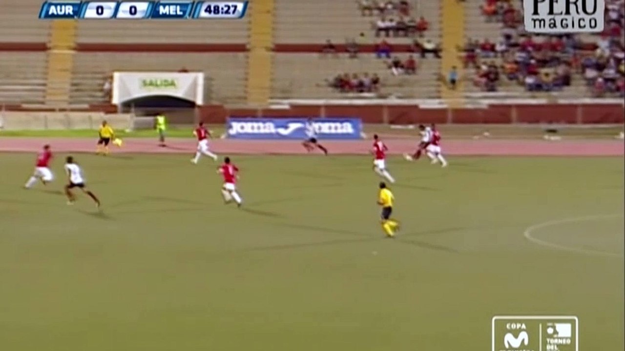 Peru: Slapstick-Eigentor per Kopf über Keeper