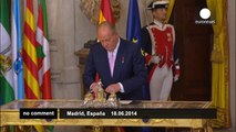 Spain - King Juan Carlos signs abdication law - no comment