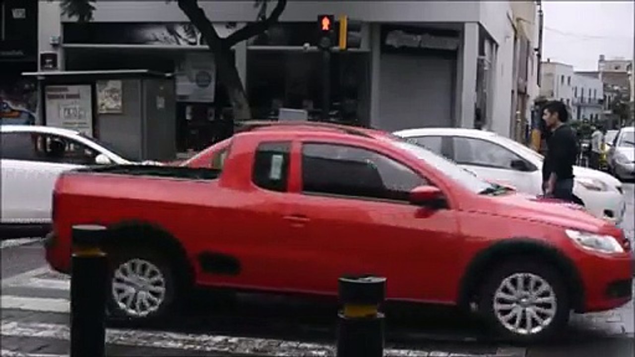 Il donne une leçon aux automobilistes qui s'arrêtent sur le passage piéton.
