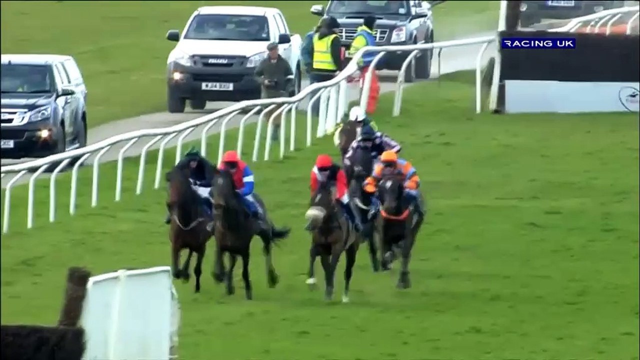 Équitation - Il sort indemne d'une chute spectaculaire