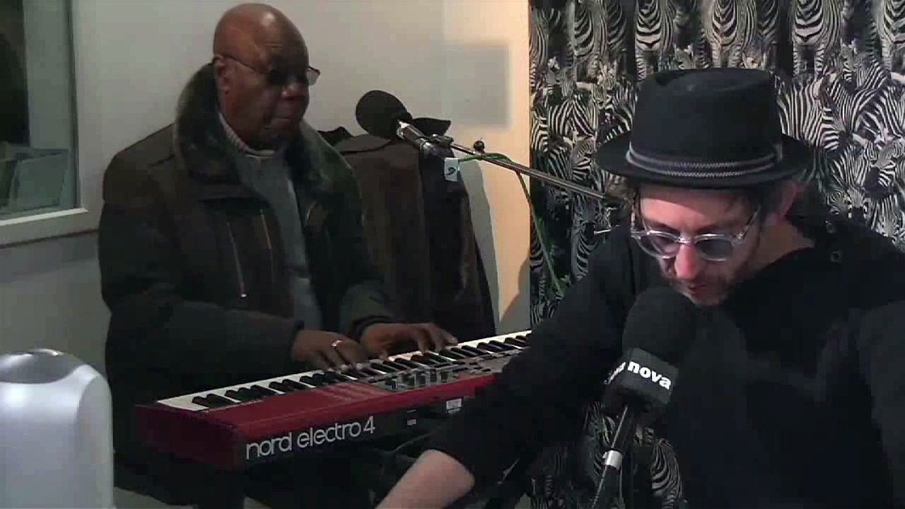 Arthur H & Manu Dibango - Nova tire la langue (Live & Interview)