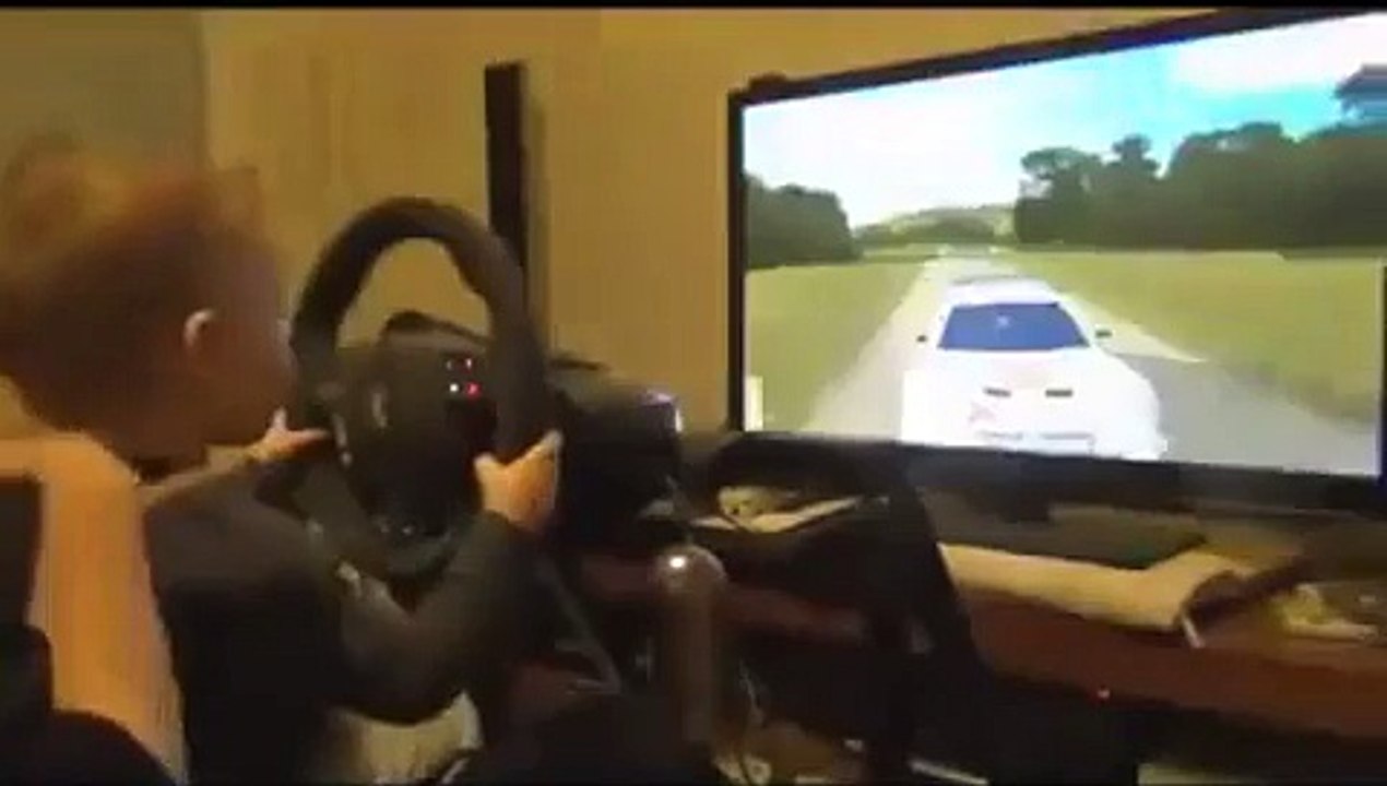 Un garçon de deux ans, un pro du Rallye !