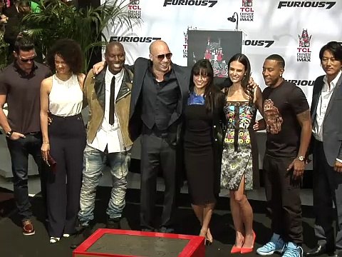 Vin Diesel grabó sus huellas en paseo de Hollywood y aprovechó para homenajear a Paul Walker