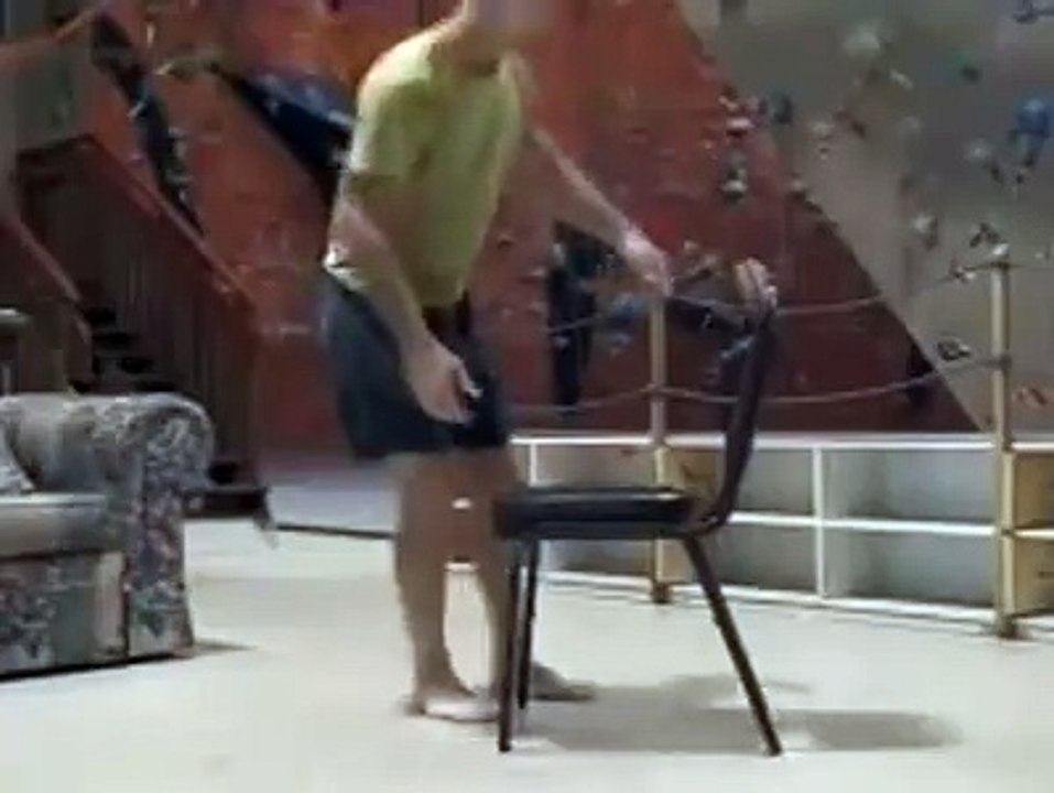 Ce qu'il fait avec cette Chaise est STUPÉFIANT !