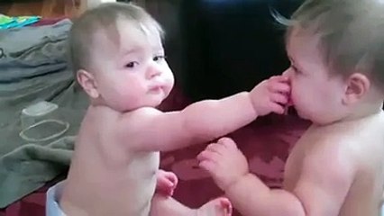 ركز مع المرضعة ألي في فم الطفل