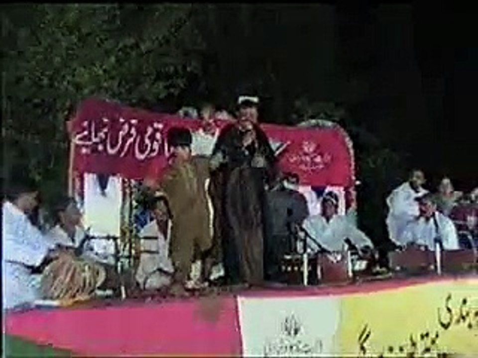 amazing dance a child with atta ullah khan SAANWAL HH MOBILES