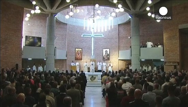 Pâques : le pape lave les pieds de détenus dans une prison