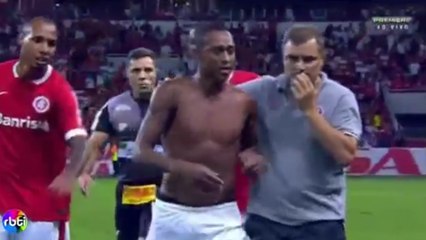 Taraftara küstü sahayı terketti!