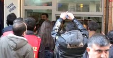 Sol İçerikli Gazete Satanlara Saldıran Şahsı, Linçten Polis Kurtardı