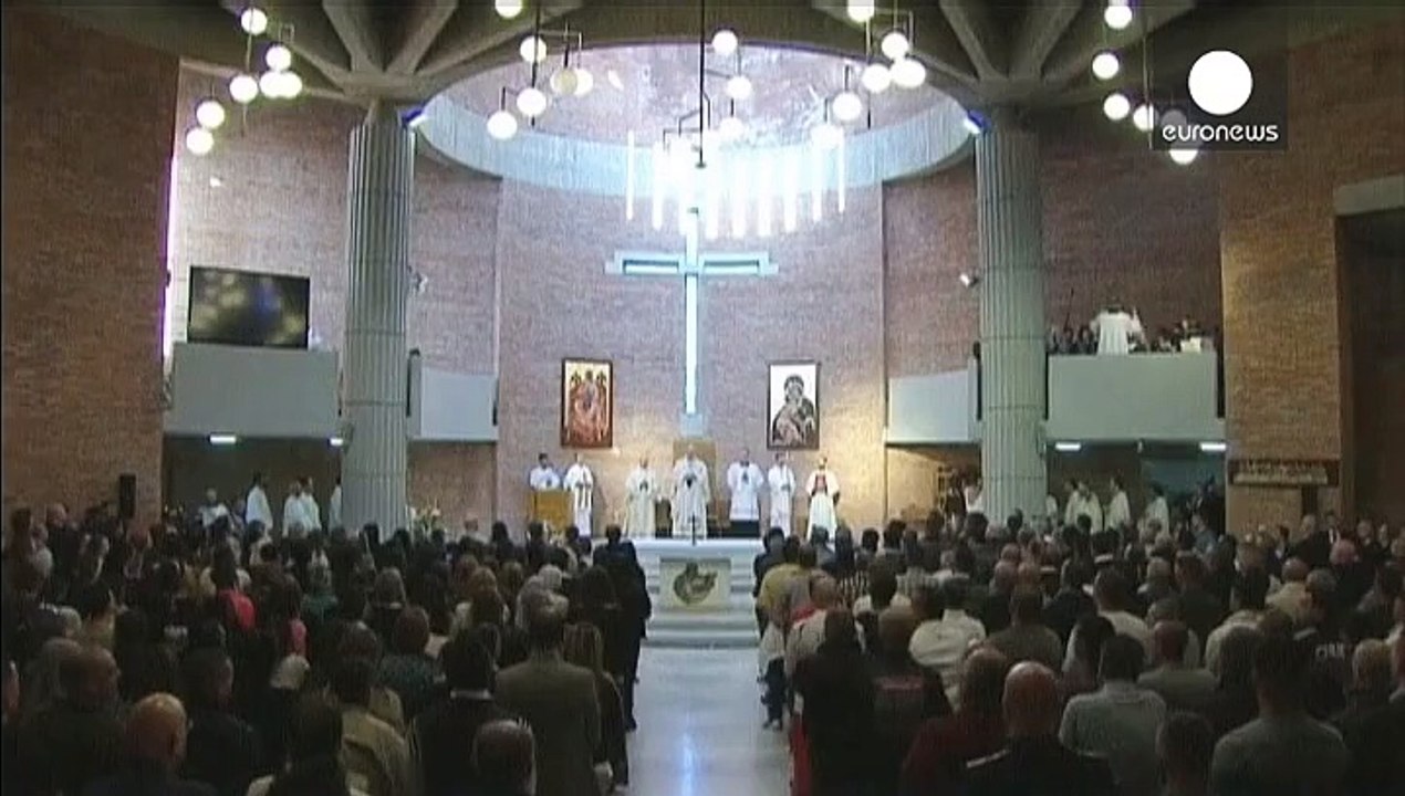 Papst wäscht Häftlingen Füße