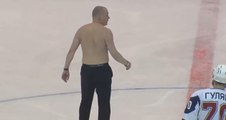 Un entraîneur de hockey se retrouve sur la glace sans son t-shirt