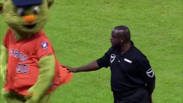 Une mascotte provoque un agent de sécurité, il paye les pots cassés