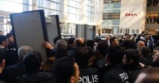 İstanbul Adalet Sarayı'nda avukatlara polis müdahalesi