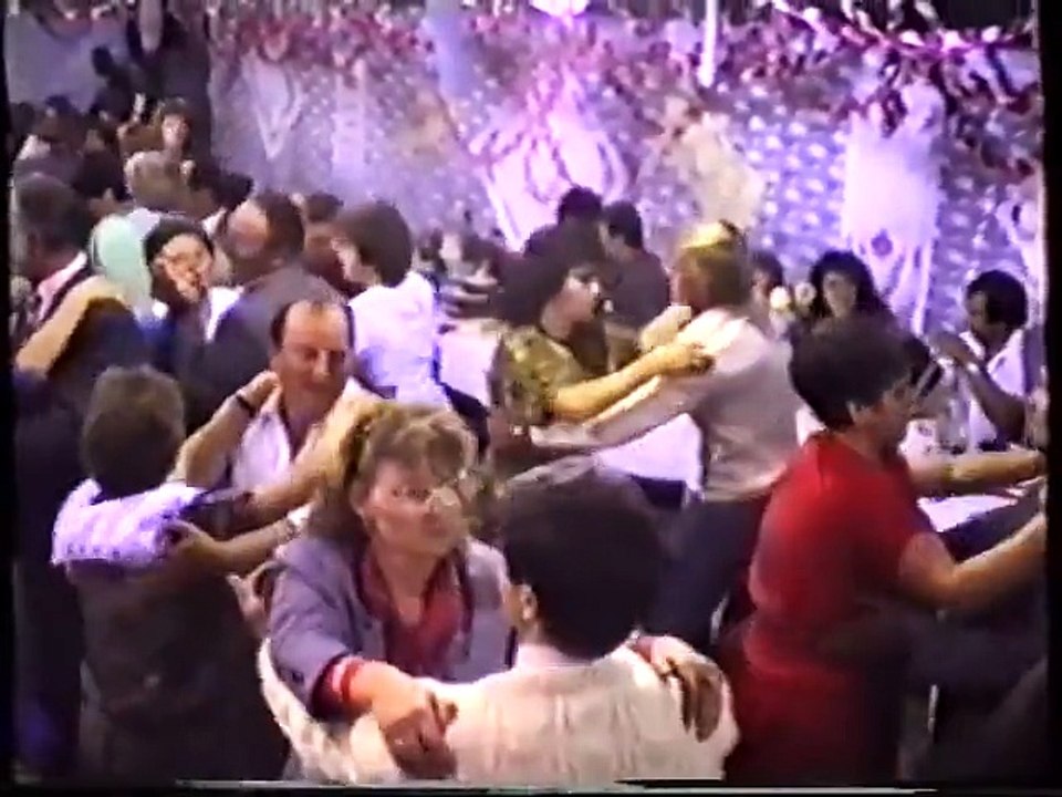 Fergeteges hangulat egy CSITÁRI lagziban(1991)