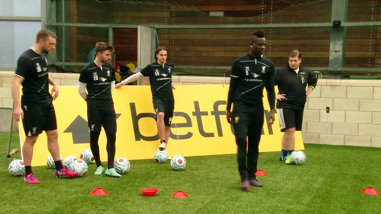 Des joueurs de Liverpool se frottent à Bas van Velzen