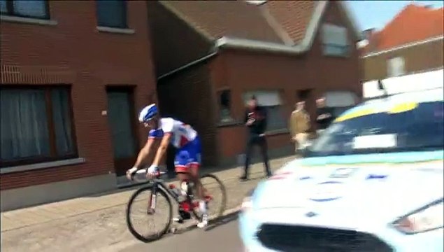 Un cycliste renversé par une voiture sur le tour des Flandres