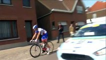Un cycliste renversé par une voiture sur le tour des Flandres