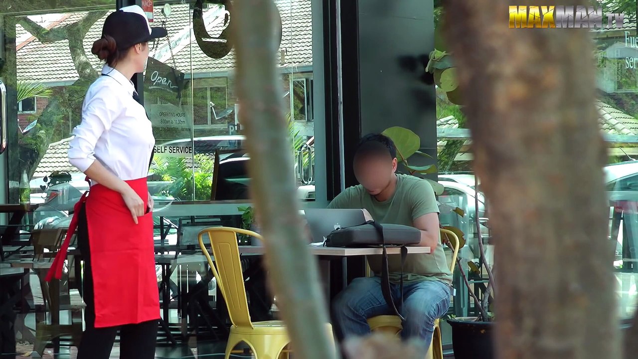 NERDY WAITRESS VS. SUPERMODEL PRANK