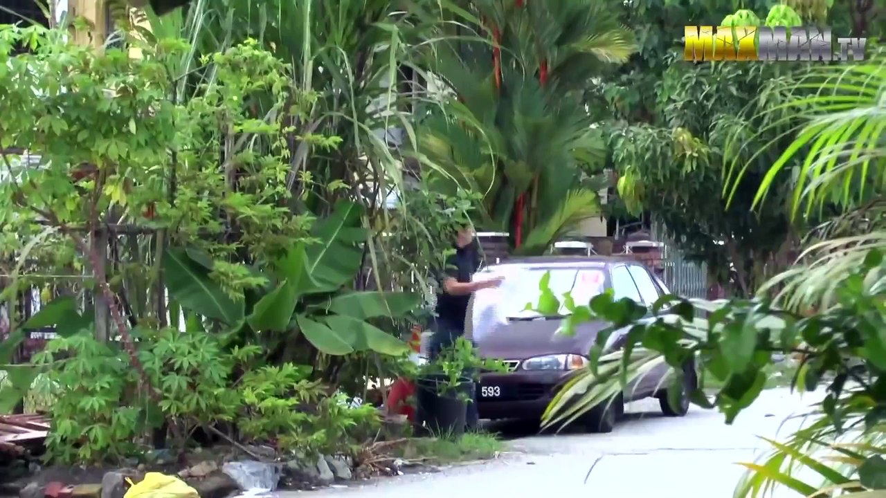 Pillow fight with strangers prank - Asian edition