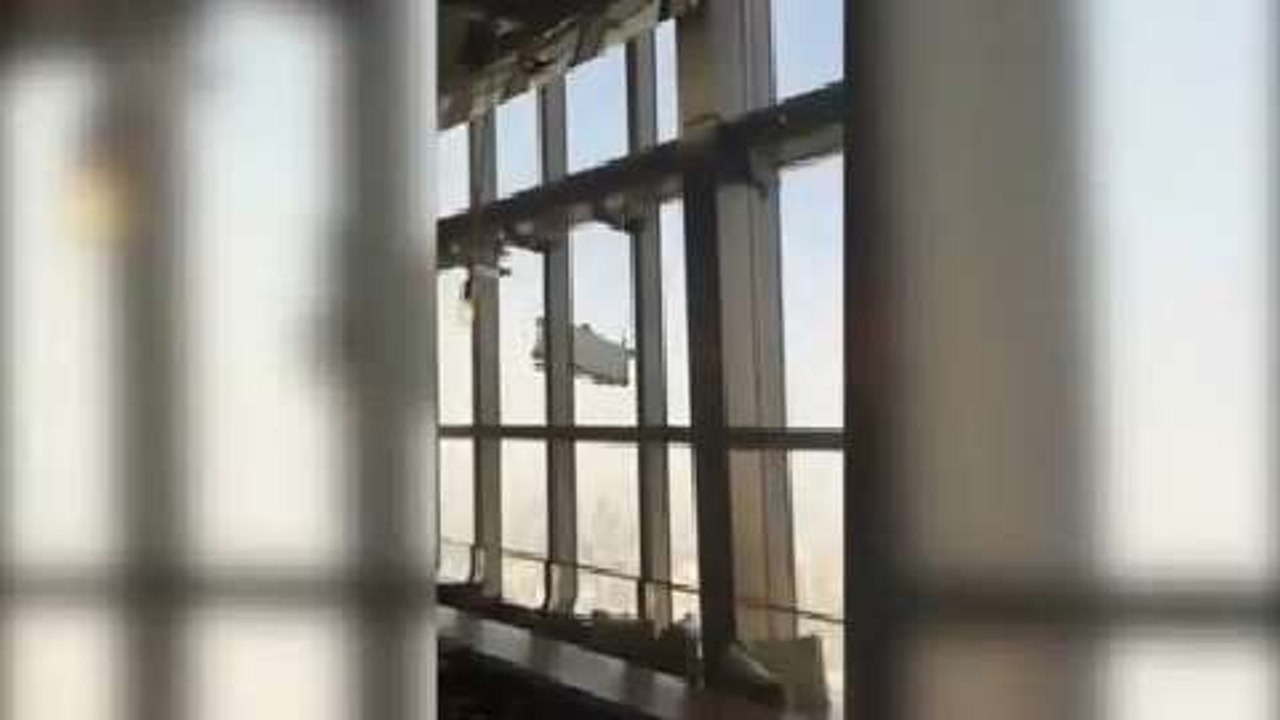 Des laveurs de vitres balancés dangereusement sur leur nacelle