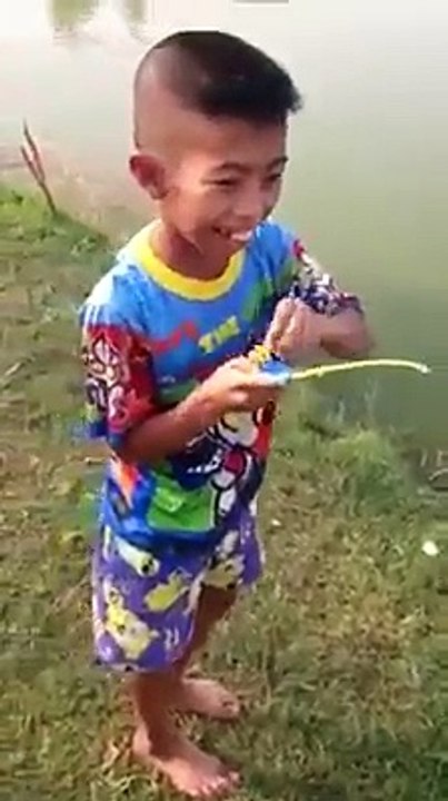 Un enfant pêche avec une canne à pêche en jouet