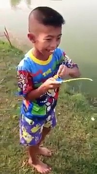 Un enfant pêche avec une canne à pêche en jouet