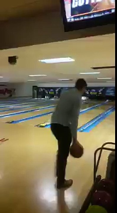 Le pire joueur de Bowling du monde ! Le rire de ses potes, c'est du bonheur ! :)