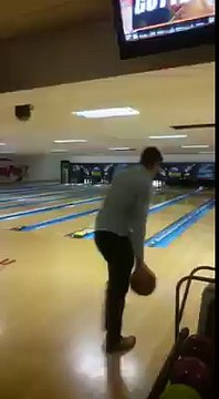 Le pire joueur de Bowling du monde ! Le rire de ses potes, c'est du bonheur ! :)