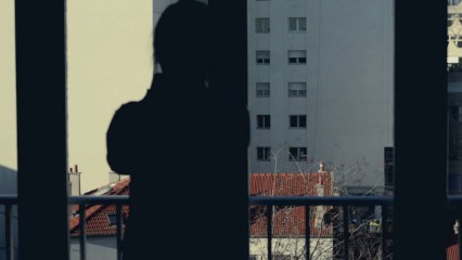 JE SUIS AU BORD
