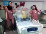 Cette fille atteint d'un cancer passe un superbe moment avec ses infirmières