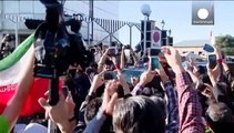 Ciudadanos iraníes reciben a Zarif en Teherán tras acuerdo nuclear