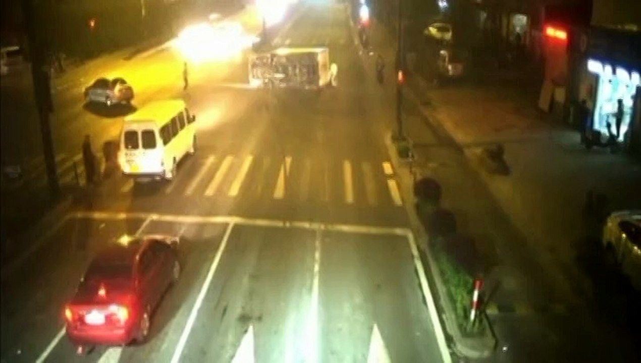 Chine : des passants soulèvent un camion pour aider un conducteur de deux-roues accidenté