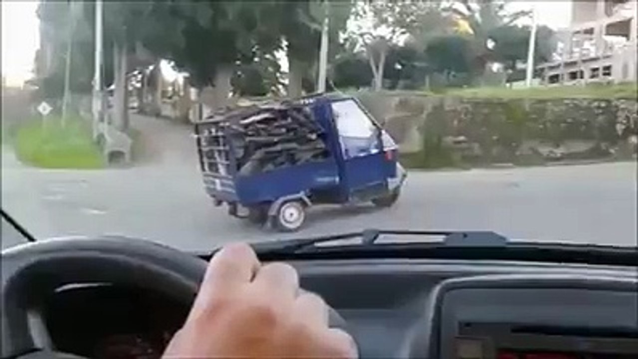 Piaggio Ape surchargé vs Pente