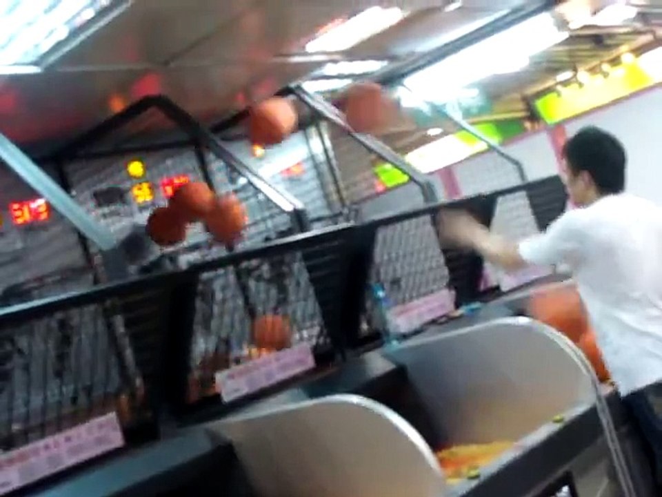 INSANE basketball player at arcade