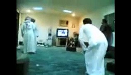 in teen larkon ki harkatain dekhain very funny.