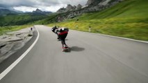 Skateboarders doublent des cyclistes dans une descente des Alpes