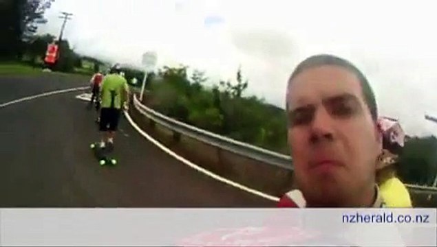 Longboard à plus de 100 km/h sur une autoroute
