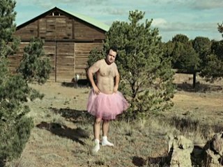 Un homme dans un Tutu est entrain de lutter contre le cancer du sein