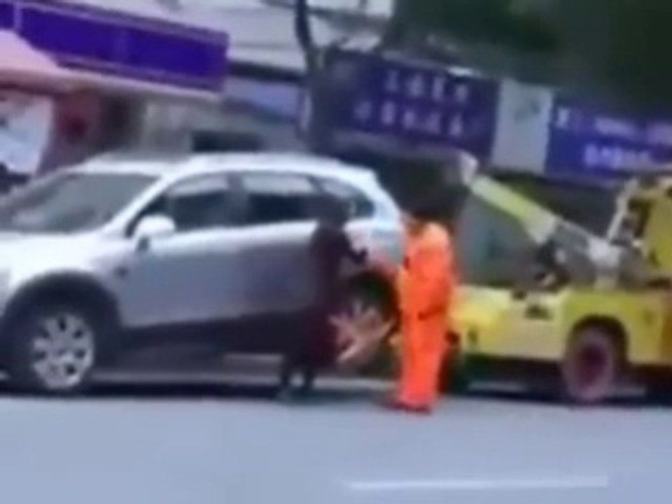 Regardez bien comment la femme va s’enfuir avec la dépanneuse