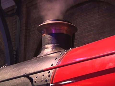 Le Poudlard Express entre aux studios Harry Potter