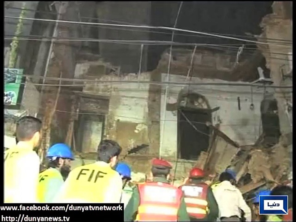 Dunya News - Lahore: Plaza collapsed in Anarkali, rescue teams removing debris