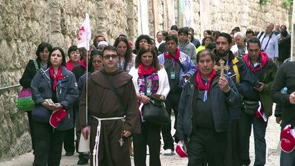Peregrinos cristãos carregam a cruz em Jerusalém