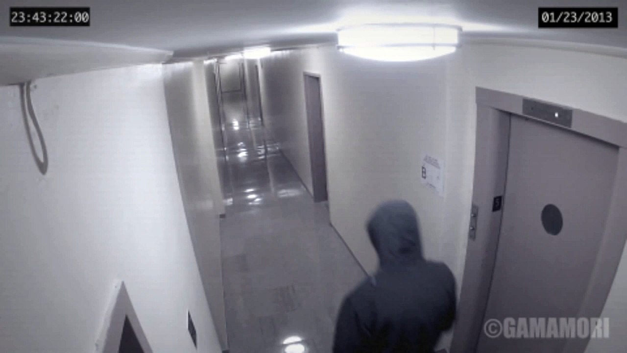 Un Fantôme Attrapant un Homme Filmé par une Caméra de Surveillance