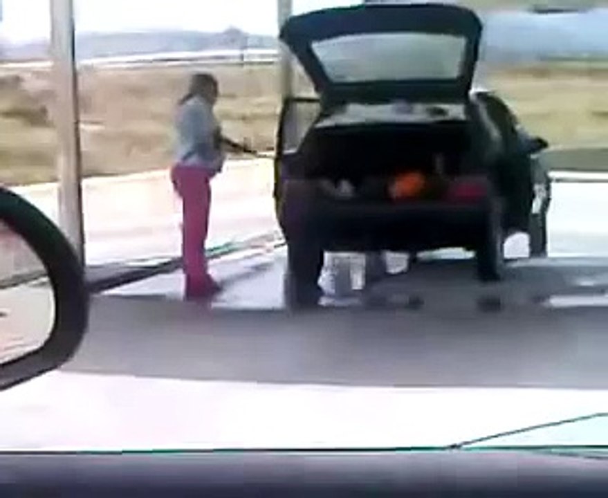 Une Blonde Lave sa Voiture.. Au Karcher.