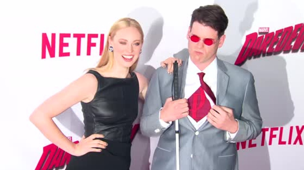 Deborah ann woll brachte ihren ganz eigenen daredevil mit zur premiere der marvel serie