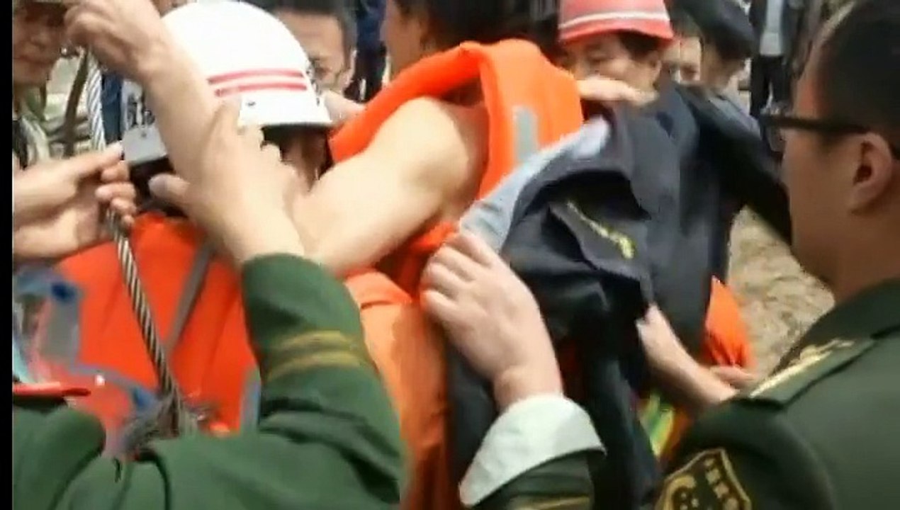 Chine : grue de construction, poulies et cordes pour sauver des ouvriers de la noyade