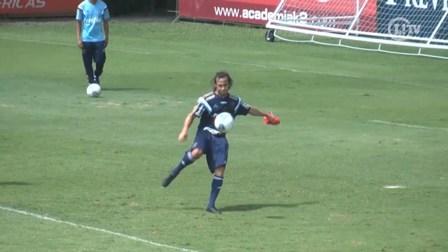 Perto de estreia em 2015, Valdivia se diverte em treino do Palmeiras